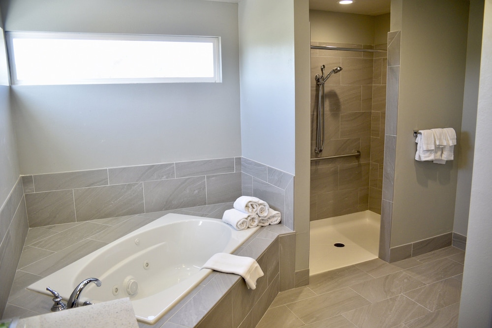 Holiday Inn Windsor - Wine Country 12/58