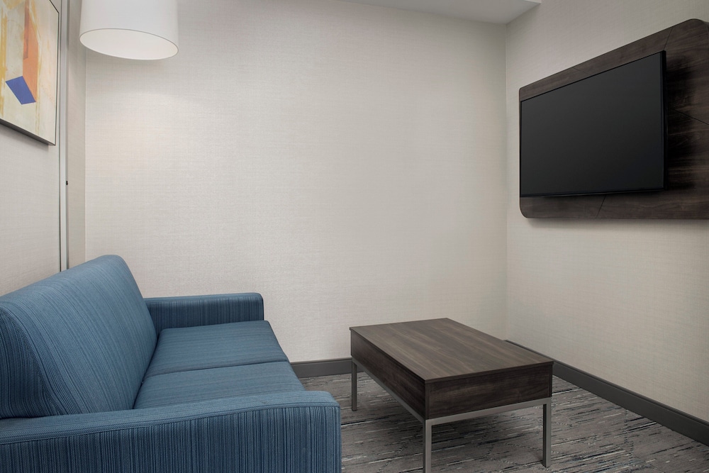 Holiday Inn Express Hoteland Suites Knoxville-Clinton 42/65