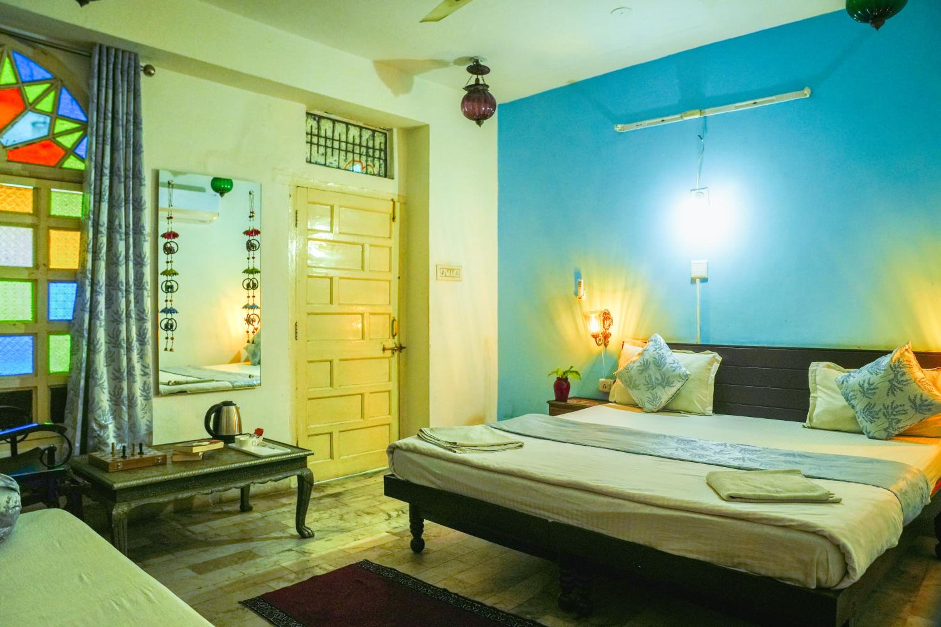 غرفة ديلوكس بسرير كوين، Hotel Lake Ghat Palace 1/2