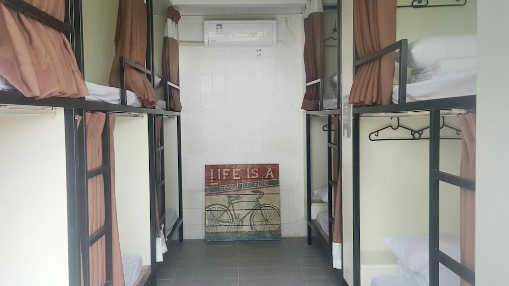 Houselet Hostel 11/40