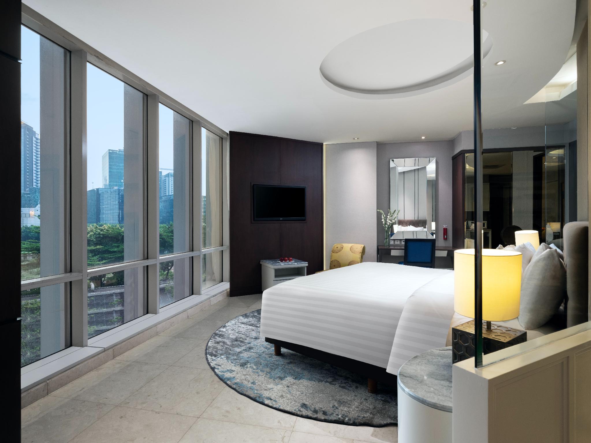 Executive, Suite, King Bed, Pool View