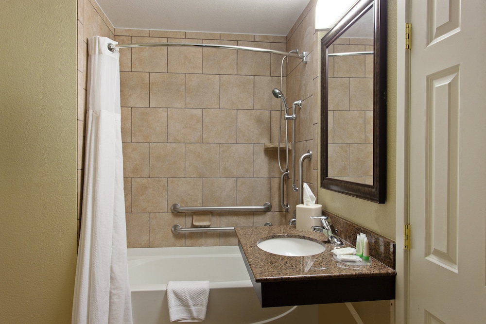 جناح بسريرين كوين بغرفتي نوم مع أريكة بمطبخ لذوي الإعاقة، Staybridge Suites Fairfield Napa Valley Area 4/5