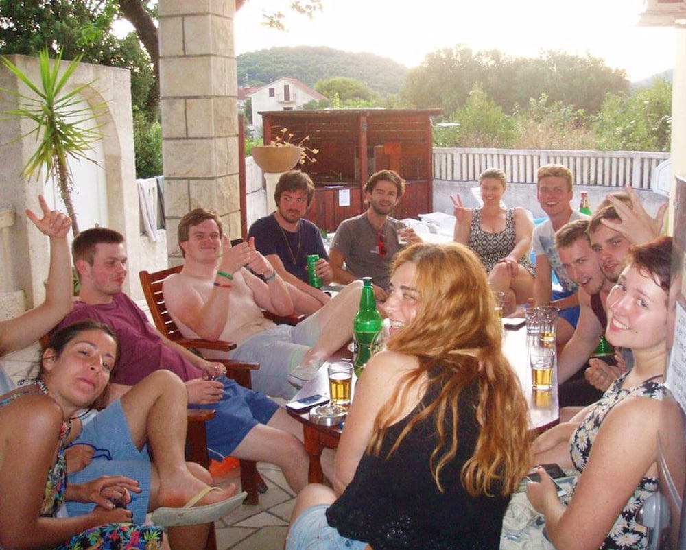 DRAGAN'S DEN HOSTEL 25/49