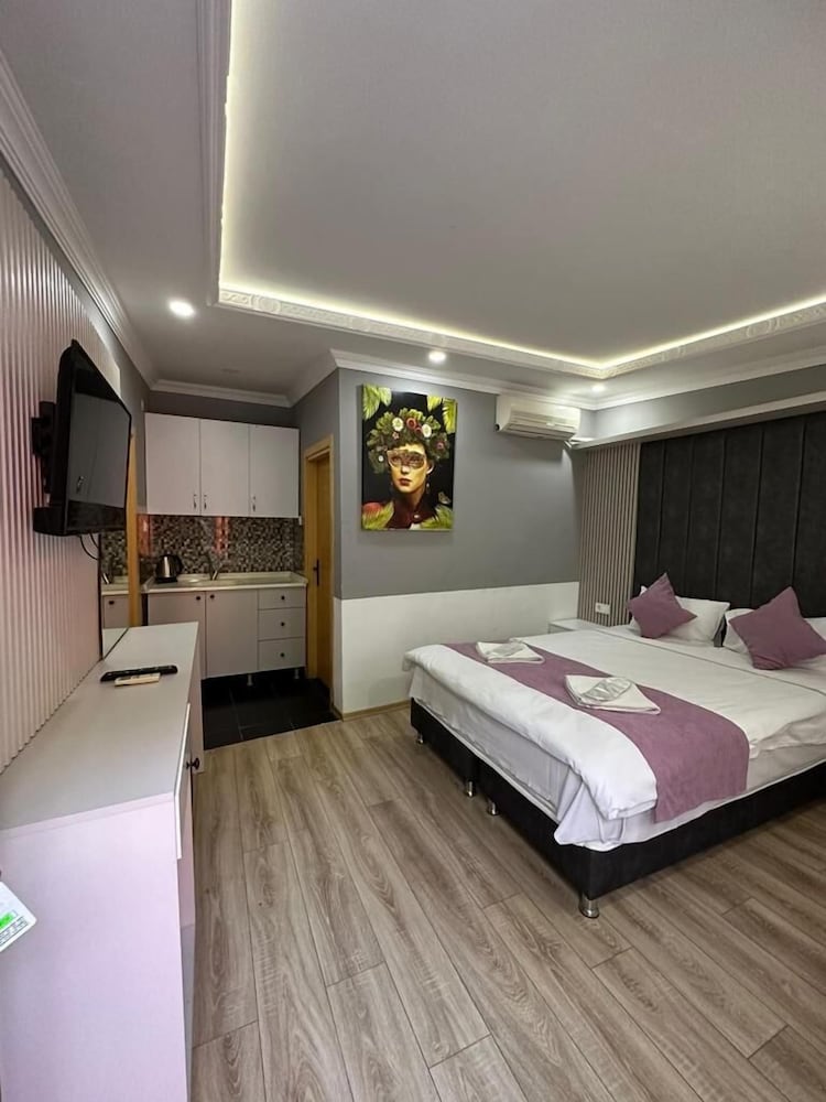 Comfort, Apartment, 1 Single and 2 Queen Beds, Garden View