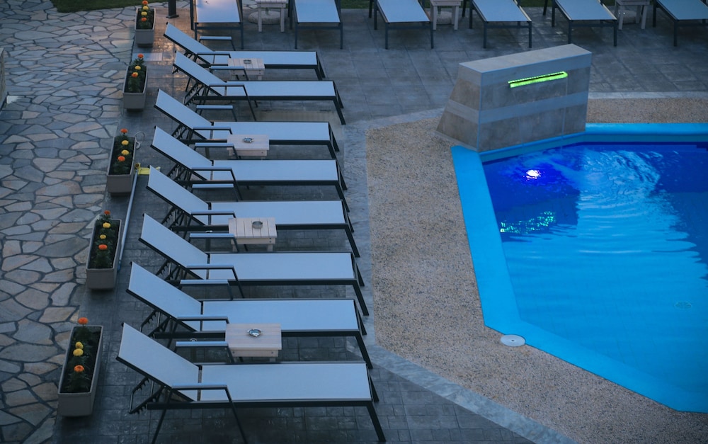 Royal Hotel and Suites 28/49