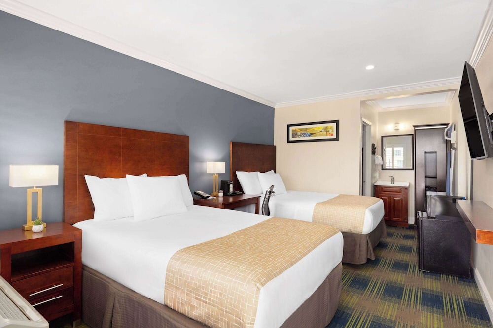 ROOM, 2 DOUBLE BEDS