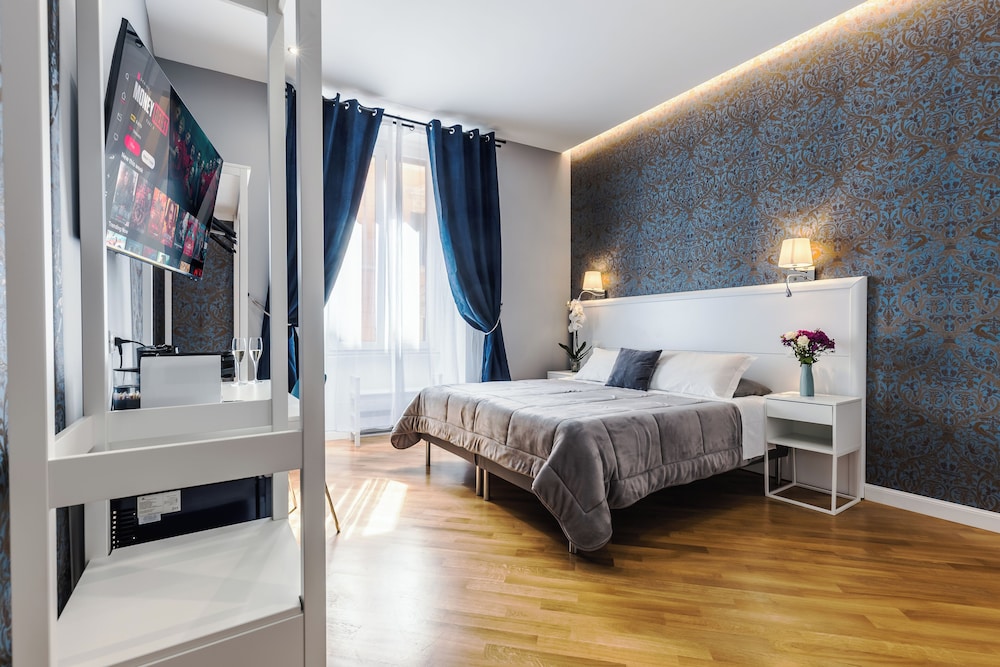 DELUXE, TRIPLE, 1 DOUBLE AND 1 SINGLE BED