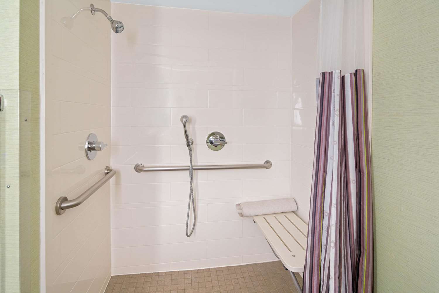 La Quinta Inn & Suites by Wyndham Orange County Airport 55/55