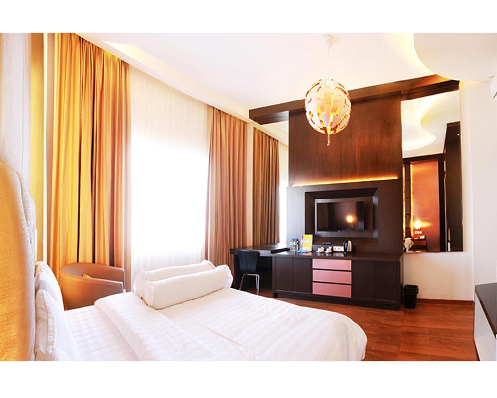 Emerald Hotel 23/42