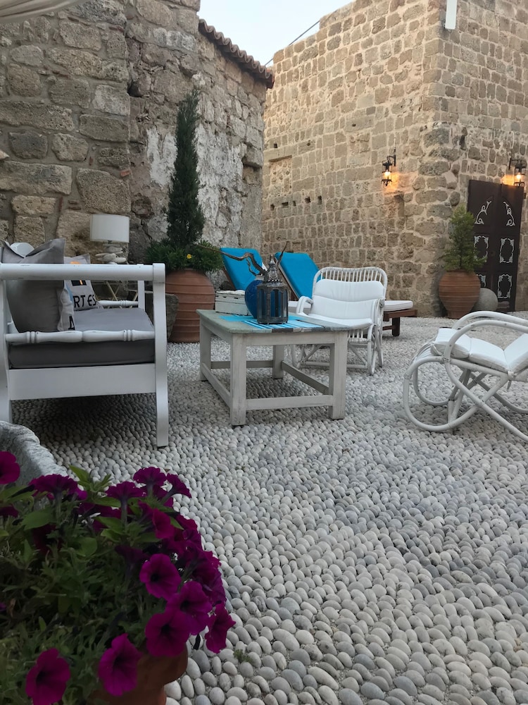Saint Artemios Boutique 42/47