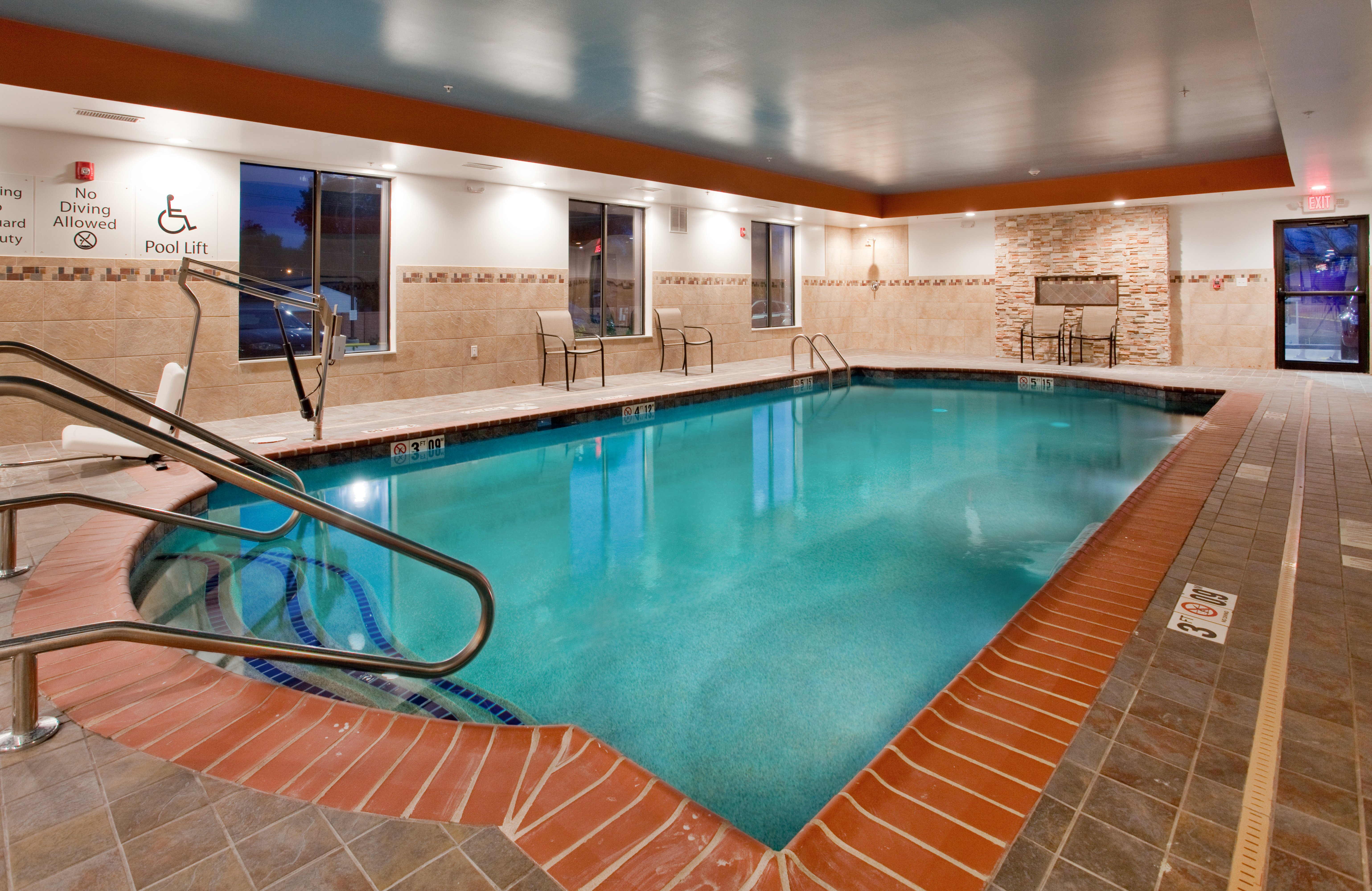 Holiday Inn Express Suites St Louis Airport 31/58