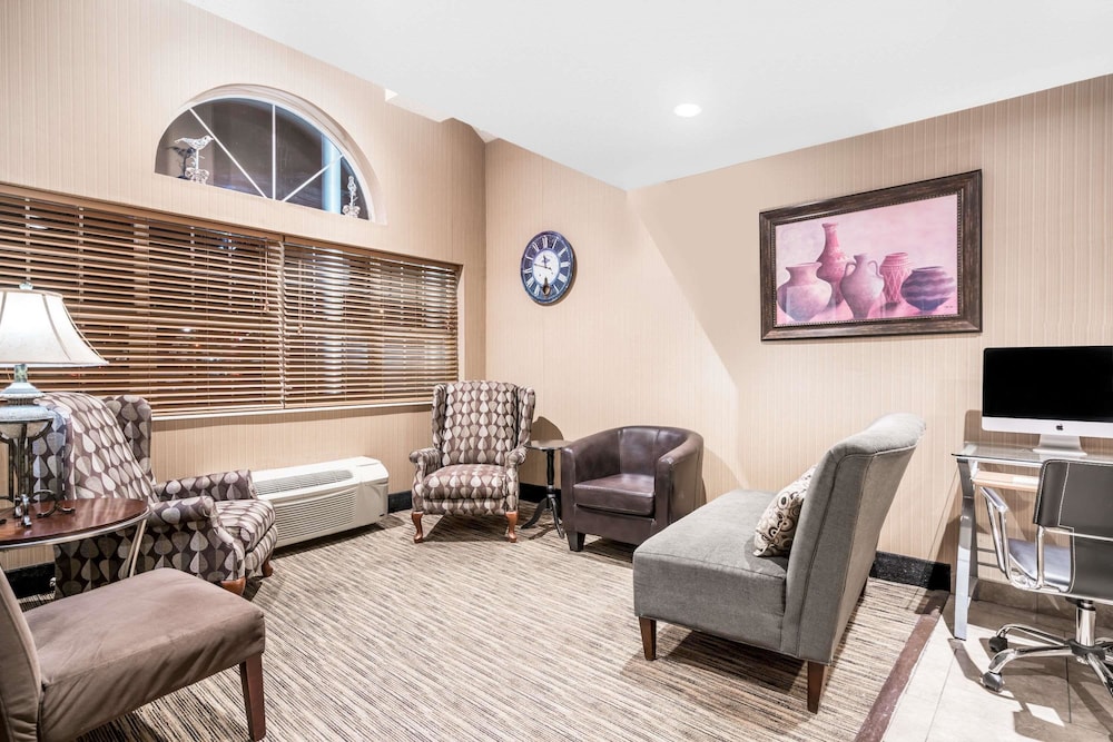 Microtel Inn Suites By Wyndham Rochester Mayo Clinic North 17/25