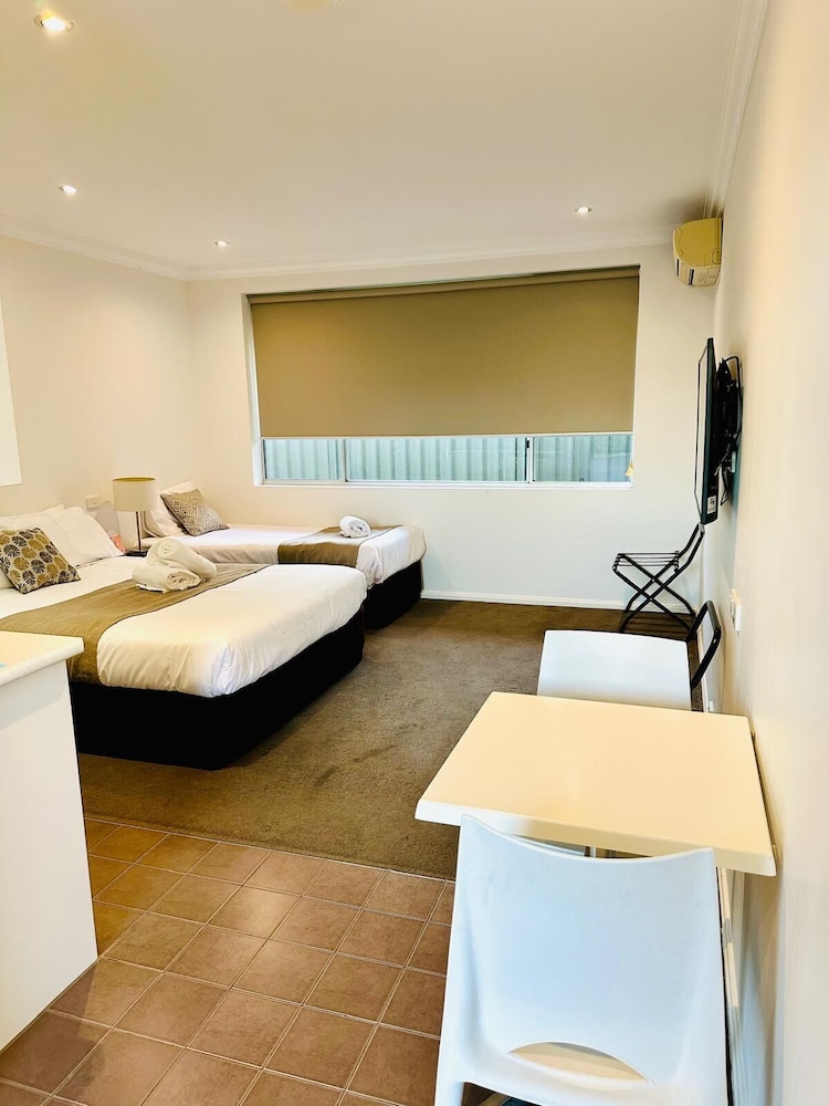 MERIVALE MOTEL 11/29