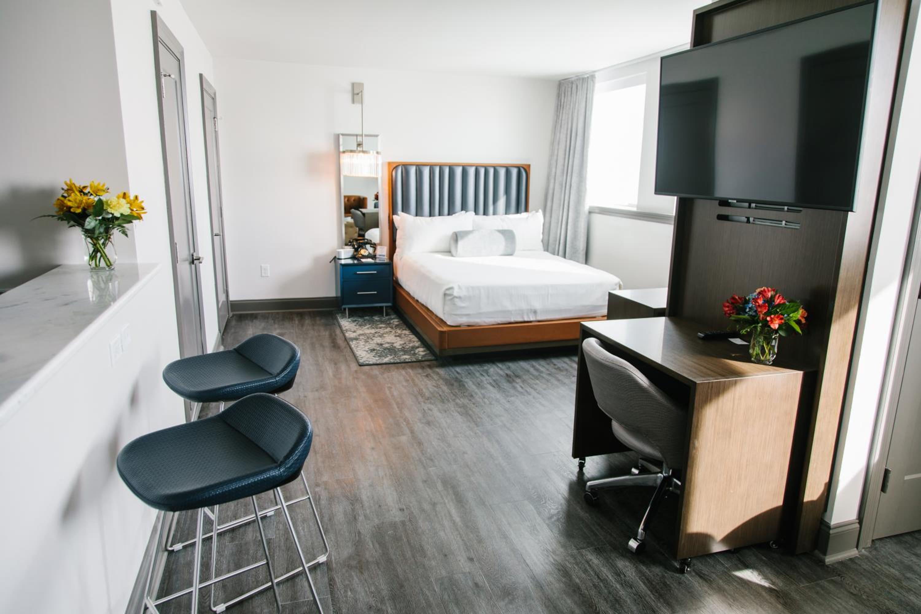 DELUXE, SUITE, QUEEN BED, ACCESSIBLE