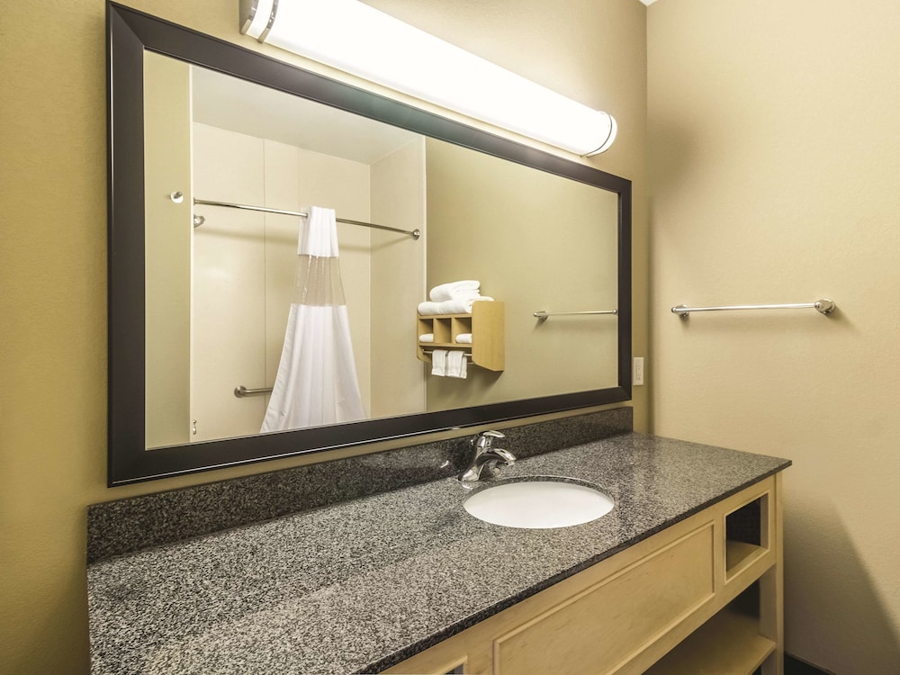 La Quinta Inn & Suites by Wyndham Fargo-Medical Center 18/60