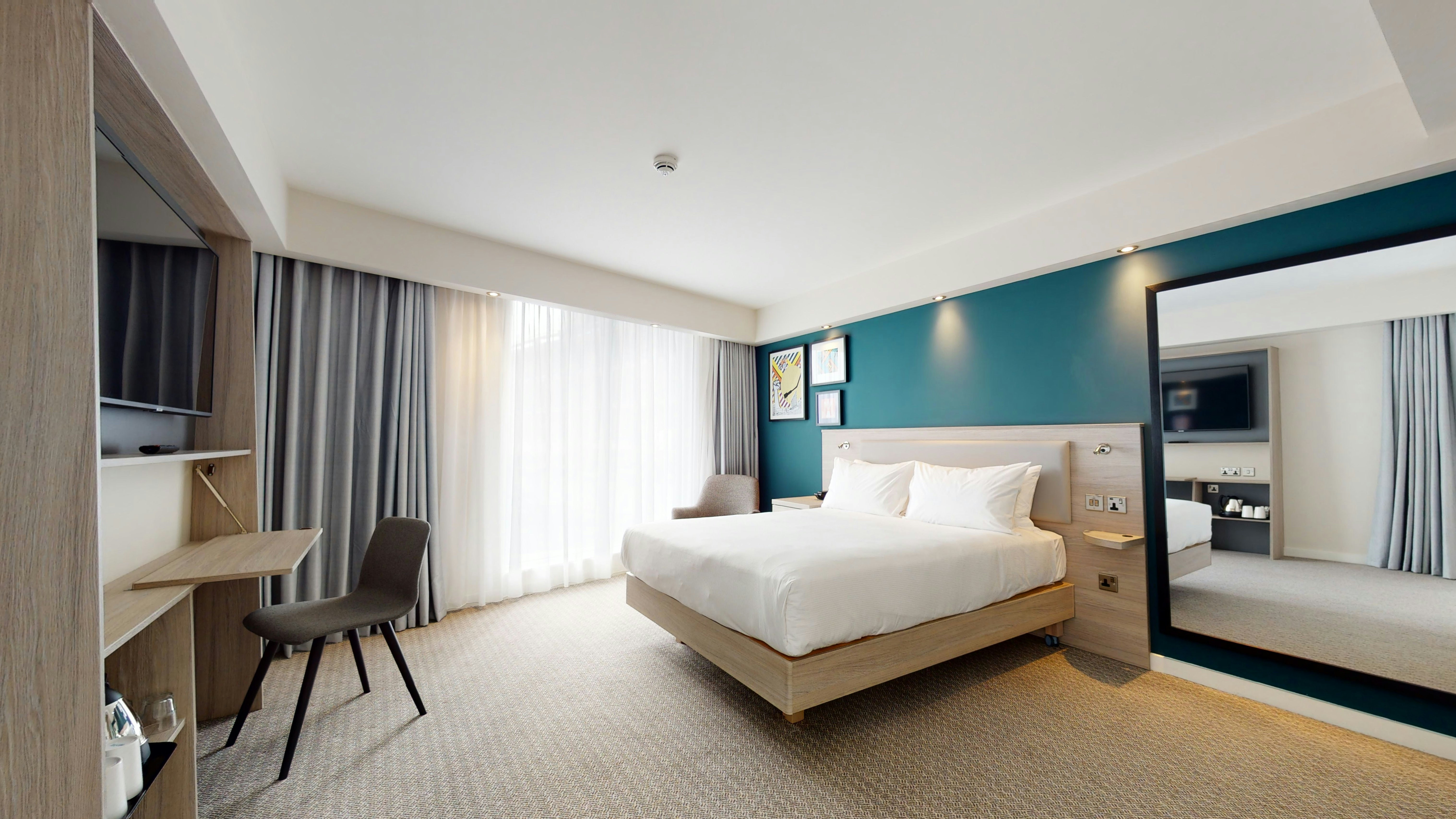 ROOM, QUEEN BED, CITY VIEW