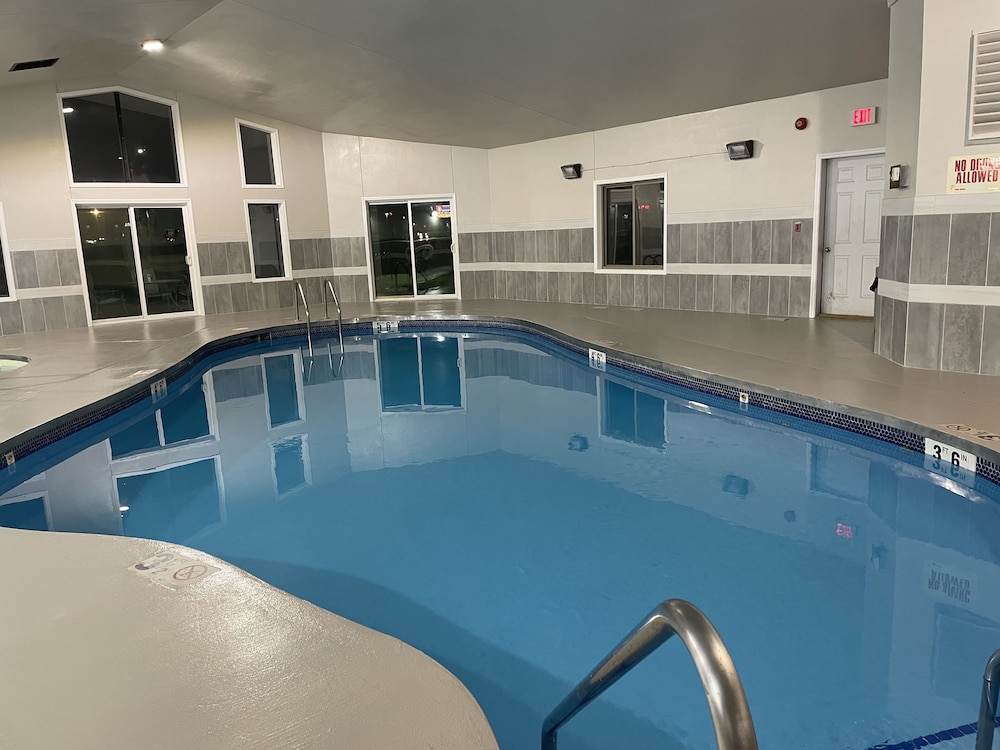 Red Roof Inn & Suites Tomah 7/57
