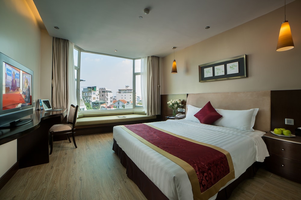 DELUXE, KING BED, PARTIAL LAKE VIEW