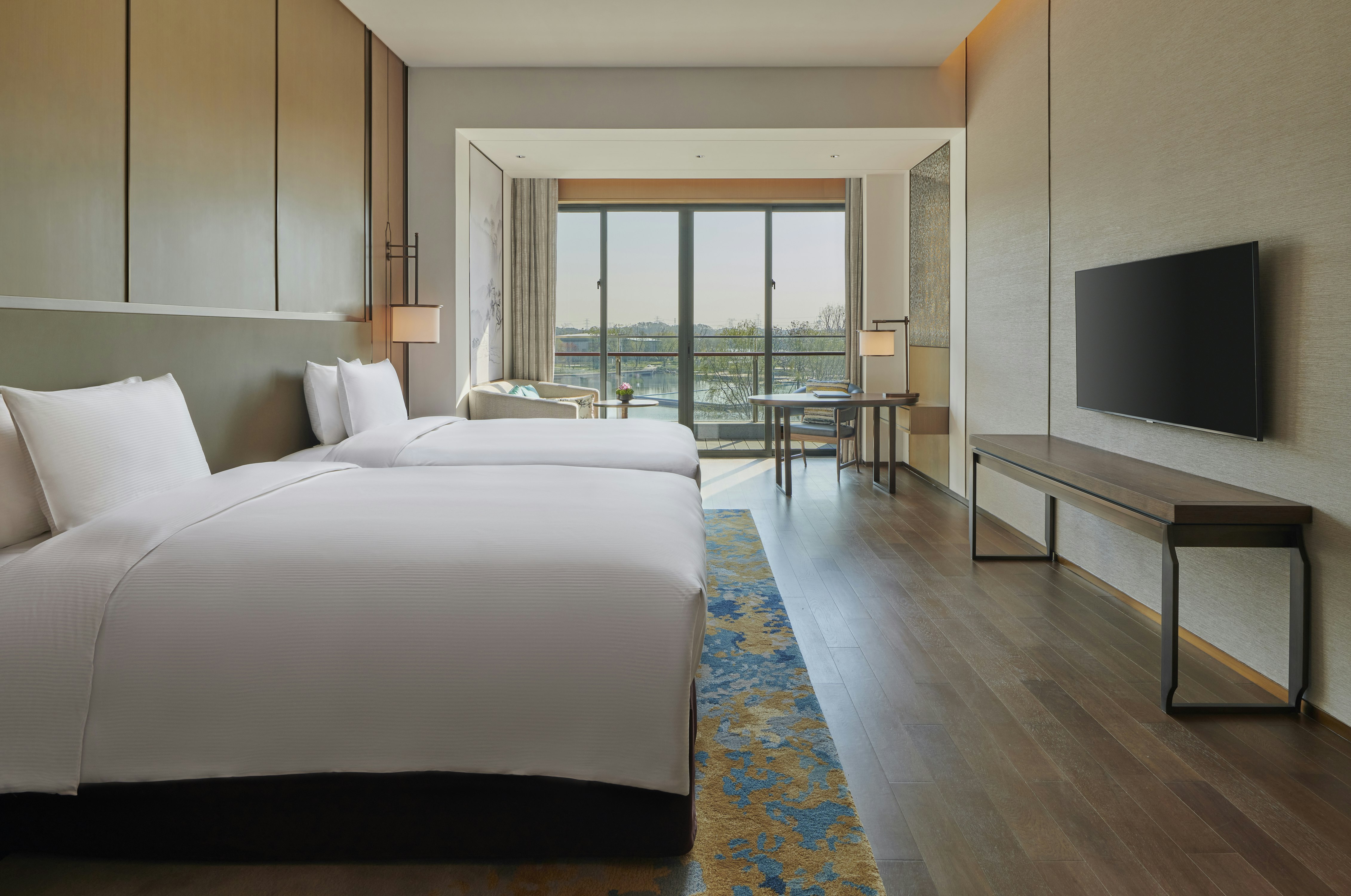 EXECUTIVE, TWIN BEDS, LAKE VIEW