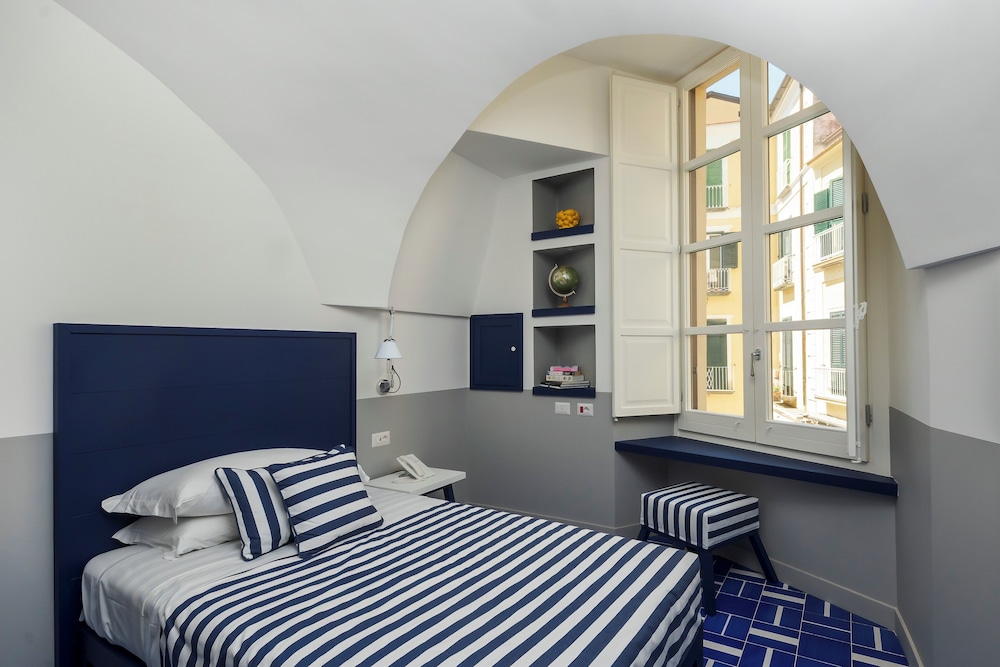 ROOM, SINGLE