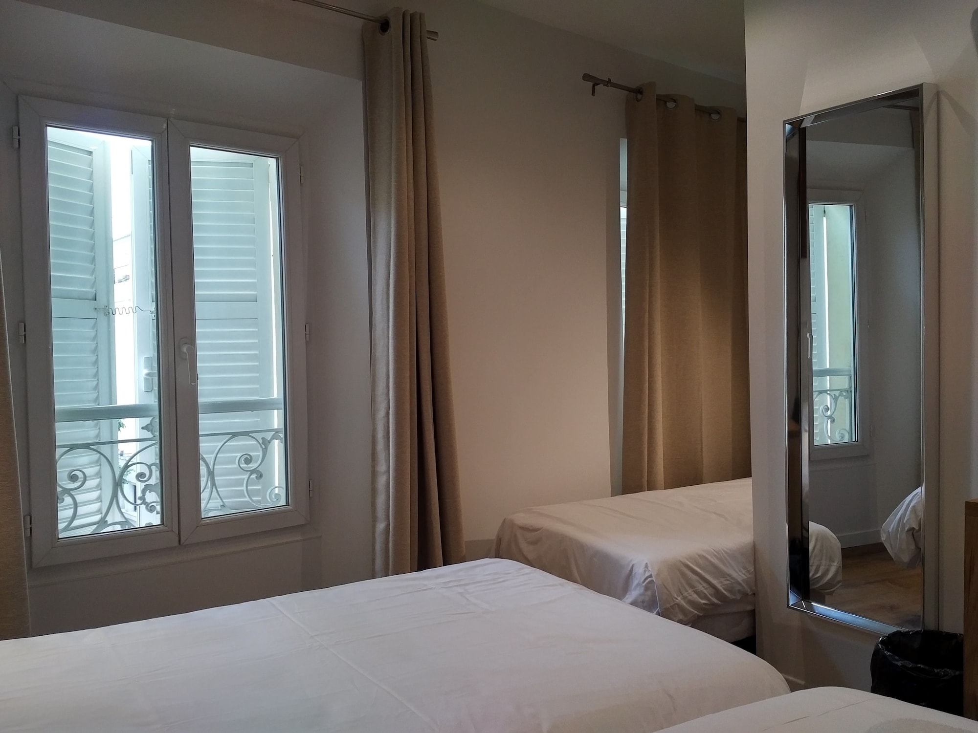 غرفة ثلاثية بسرير مزدوج وسرير فردي، Le Florian Hotel 4/10