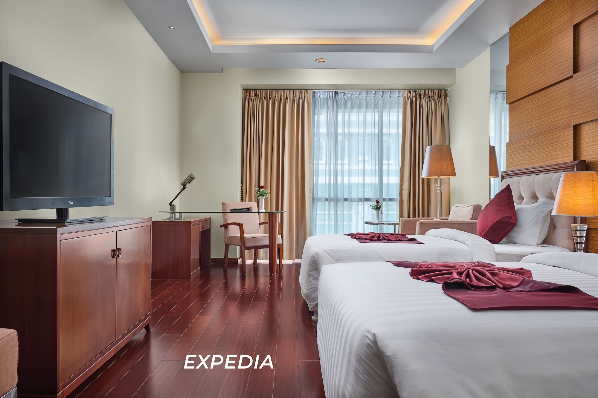 DELUXE, KING BED