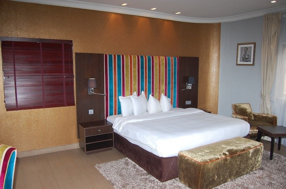EXECUTIVE, SUITE