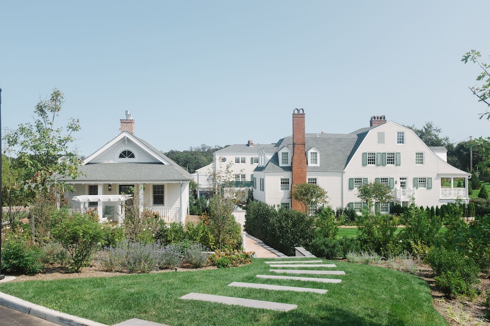 Canoe Place Inn & Cottages 47/50