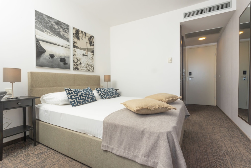 CLASSIC, DOUBLE BED, SEA VIEW, BALCONY