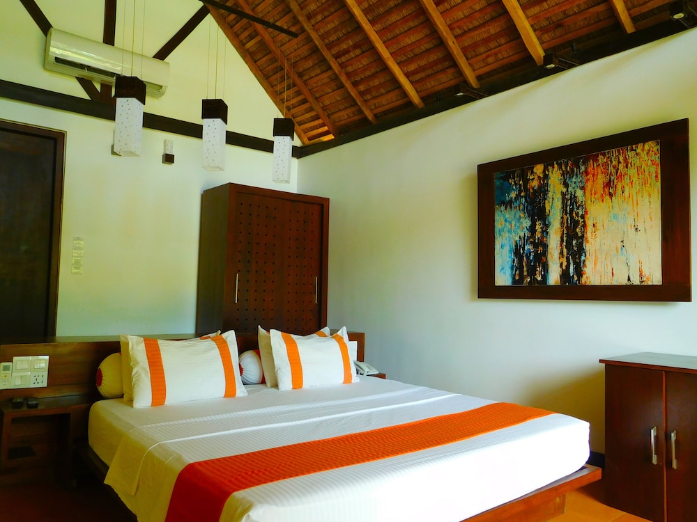 2 BEDROOMS, GRAND, CHALET, BEACH VIEW