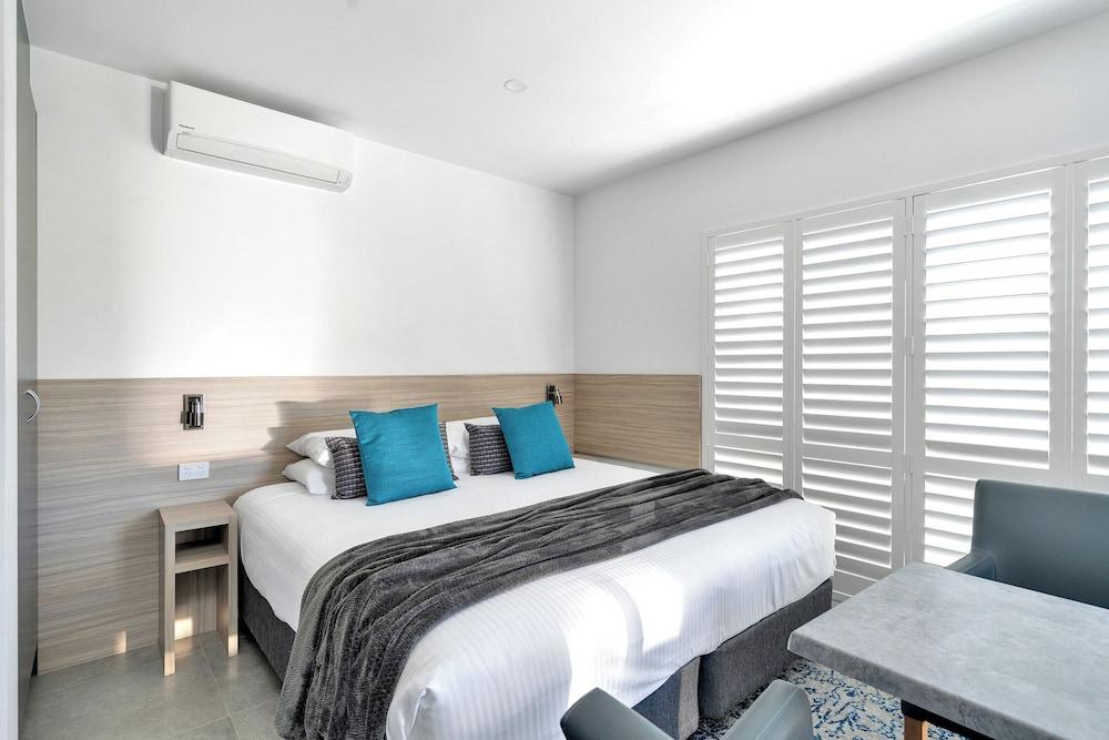 Deluxe, Kitchenette, Courtyard Area