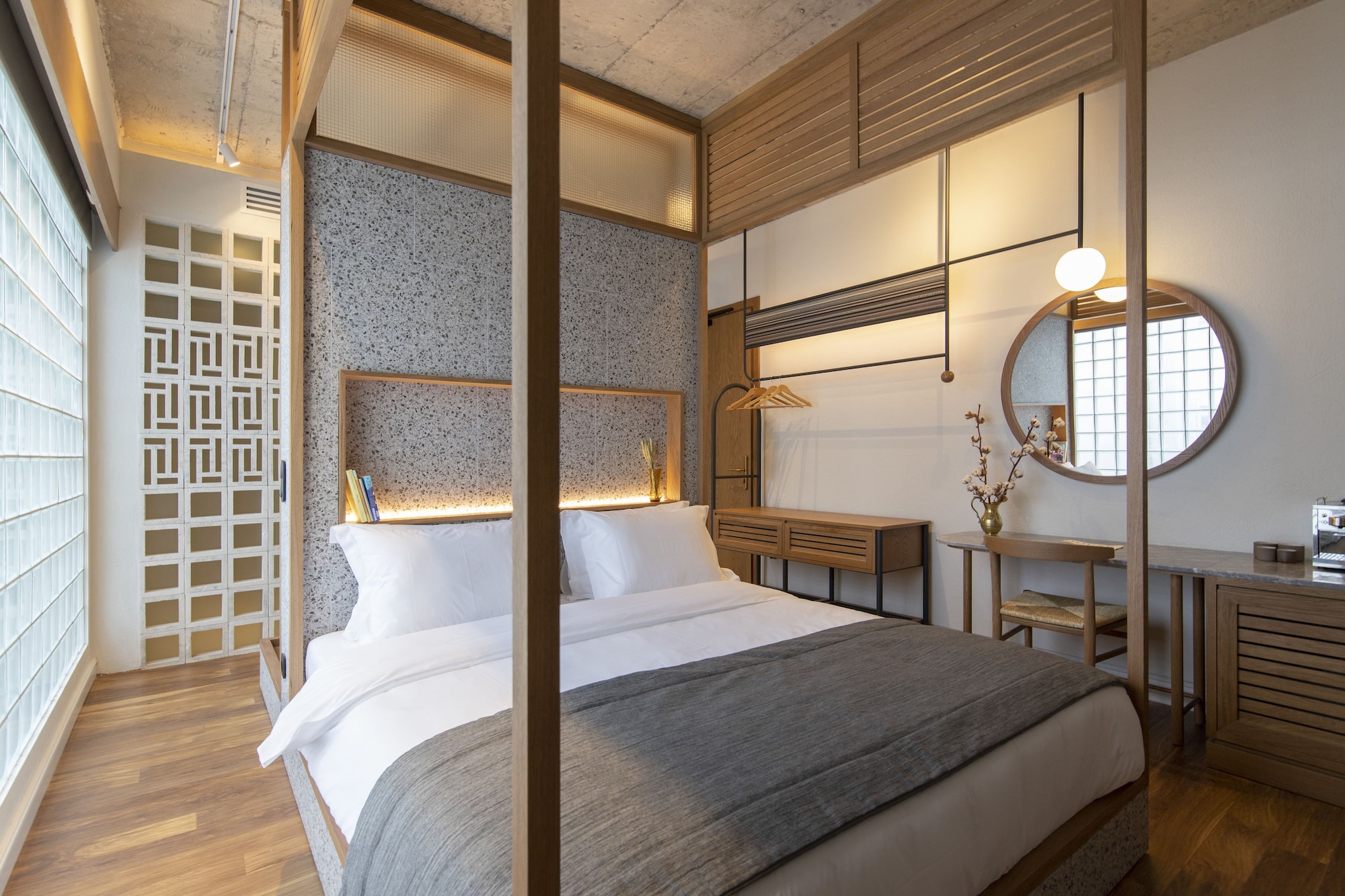 ROOM, LARGE