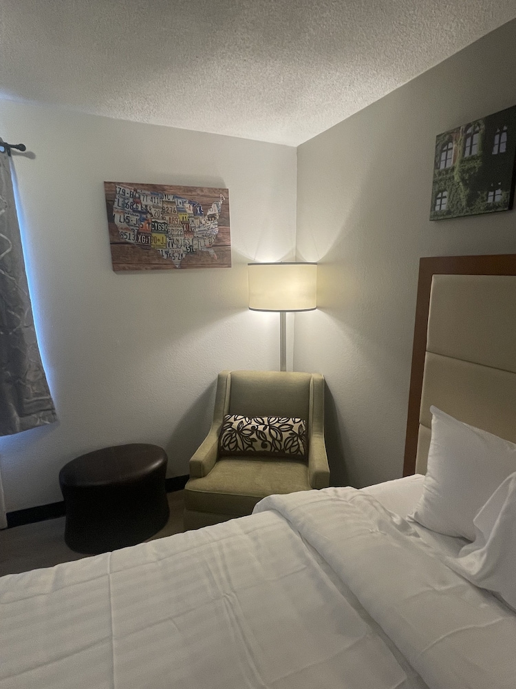 Days Inn By Wyndham Erie 17/39