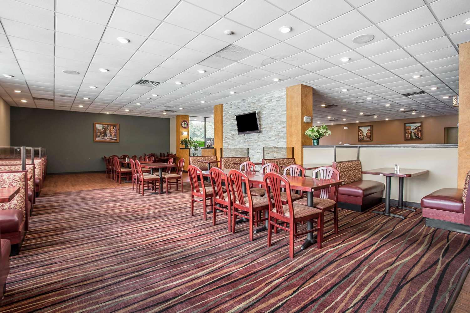 Clarion Hotel Fort Mill Near Amusement Park 30/35