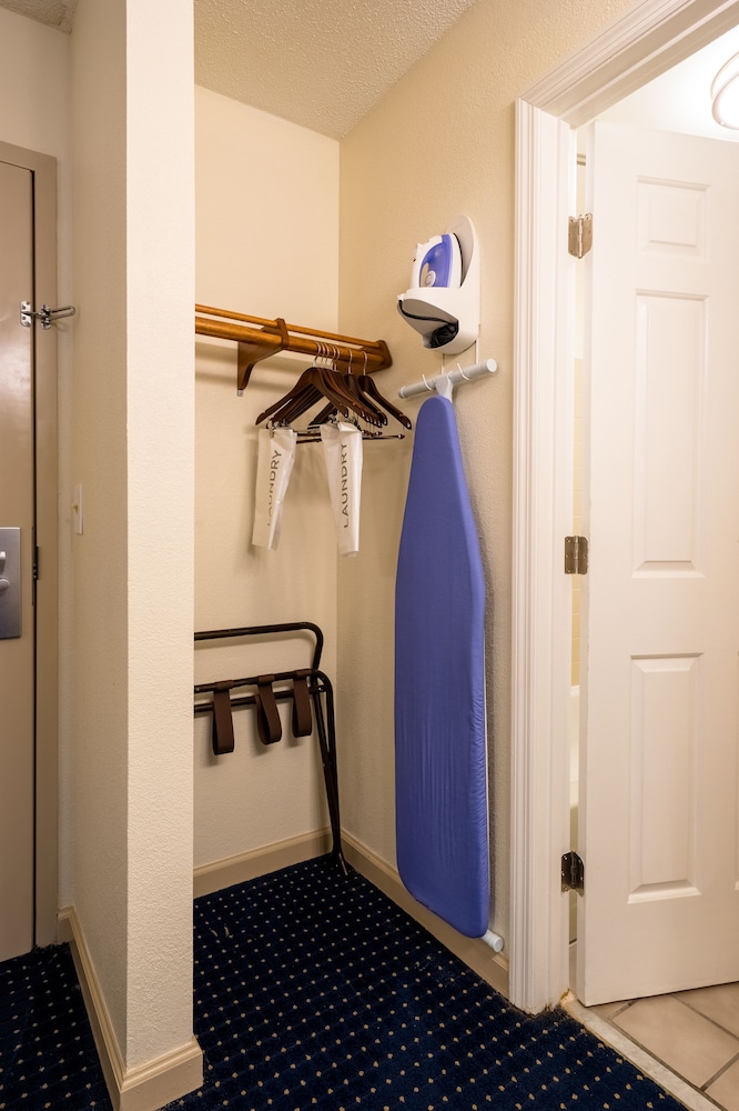 Cottonwood Suites Savannah Hotel and Conference Center 43/71