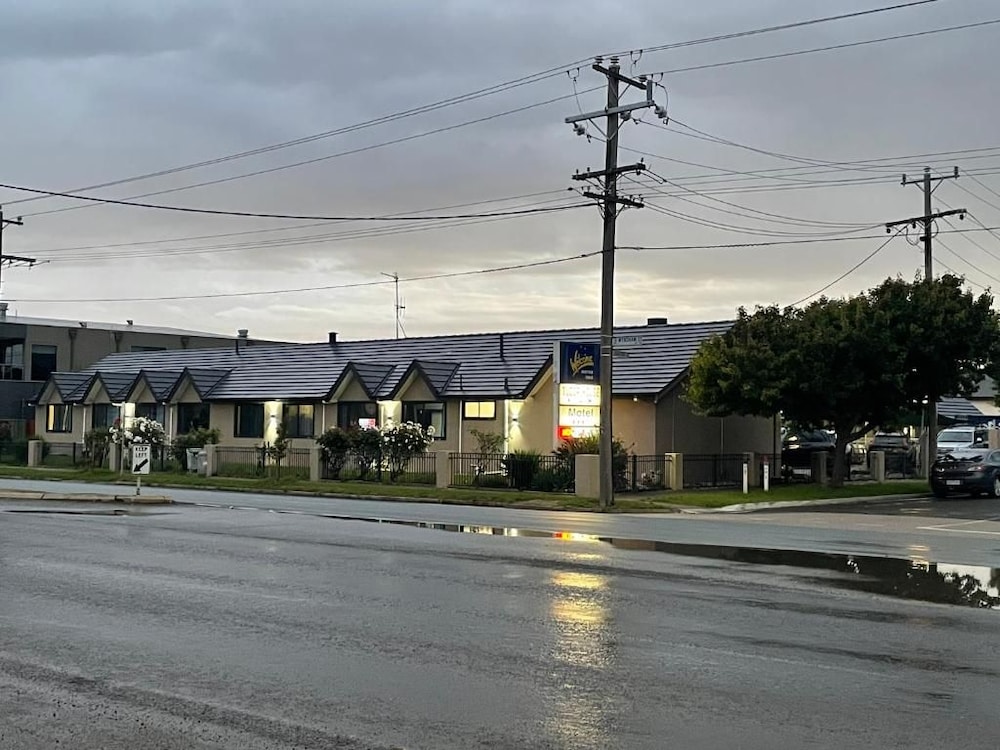 Tudor House Motor Inn 9/62