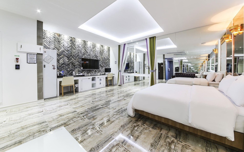 Bentley Business Hotel 7/23
