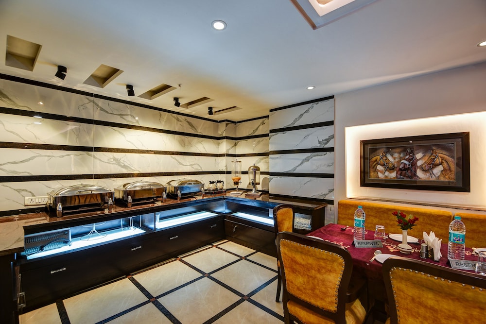 La Sapphire Hotel 30/50