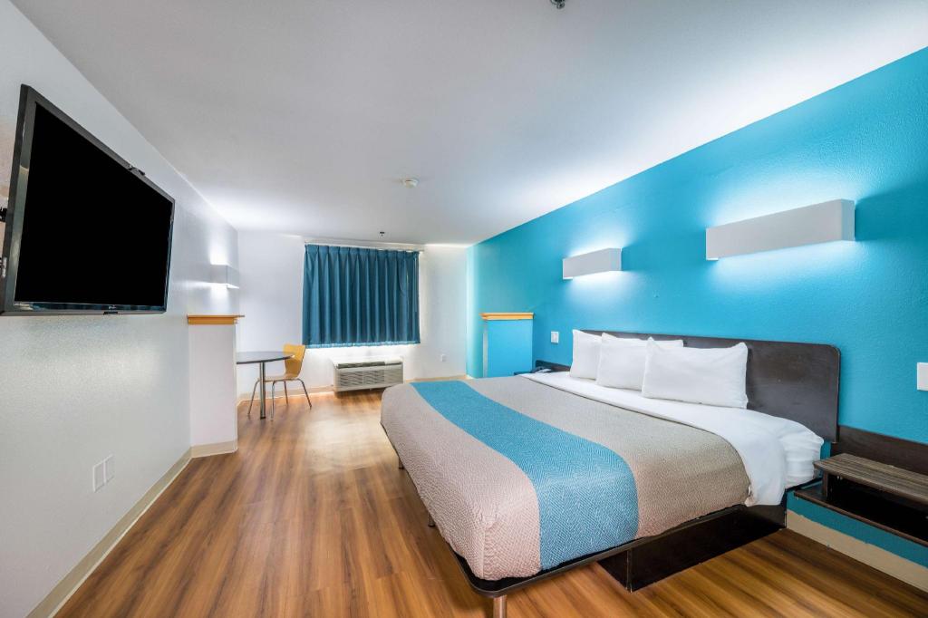 1 King Bed Non-Smoking, Micfridge