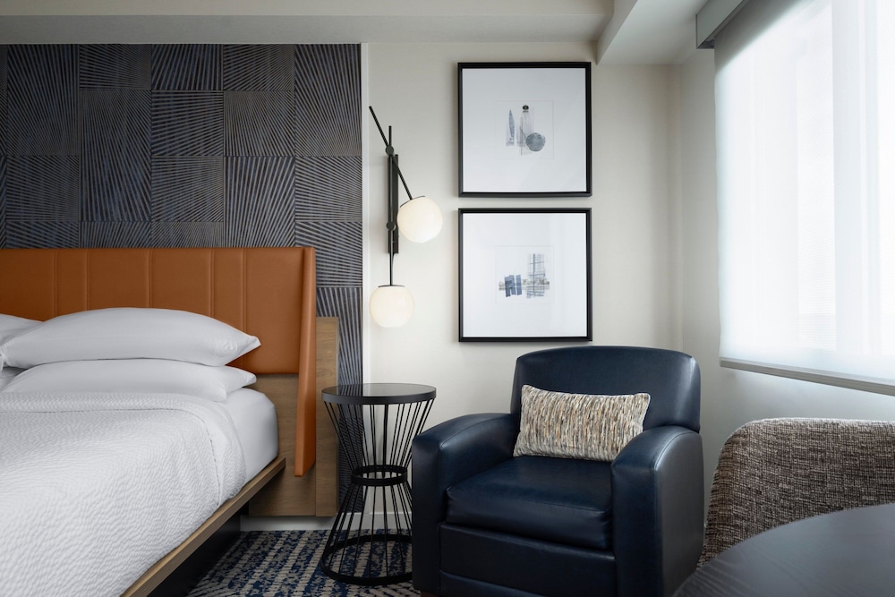 Deluxe, King Bed, Bay View, Accessible، Sheraton Erie Bayfront Hotel 2/4