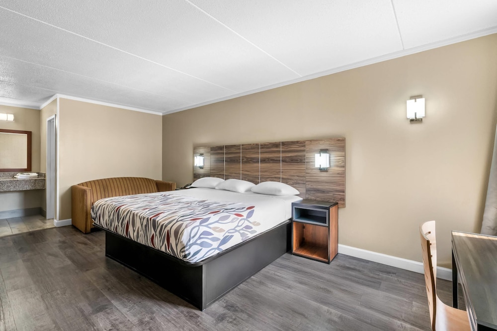 غرفة قياسية بسرير كينج، Rodeway Inn Charlotte South 5/9