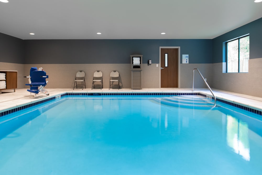 Holiday Inn Express Suites Camas Vancouver 15/33