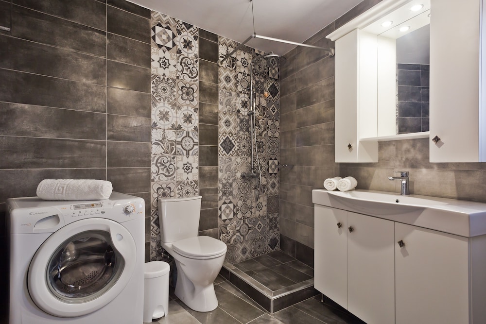 Montemar Apartments 40/40