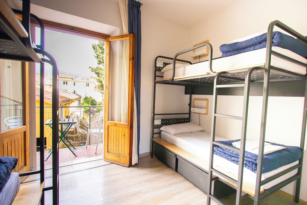 Mixed Dorm, 6 People, 3 Bunk Beds