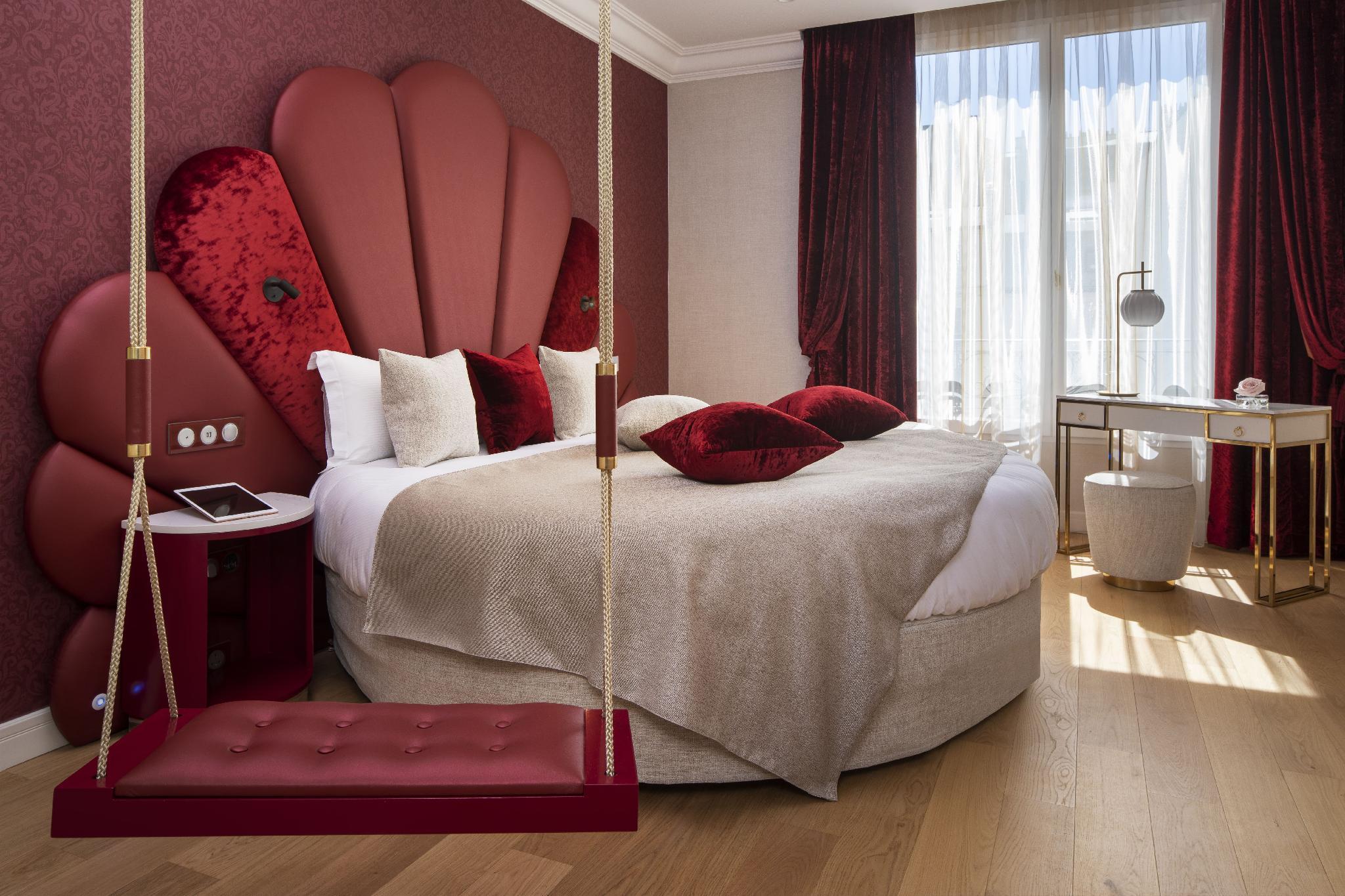 Deluxe, King Bed, Round Bed
