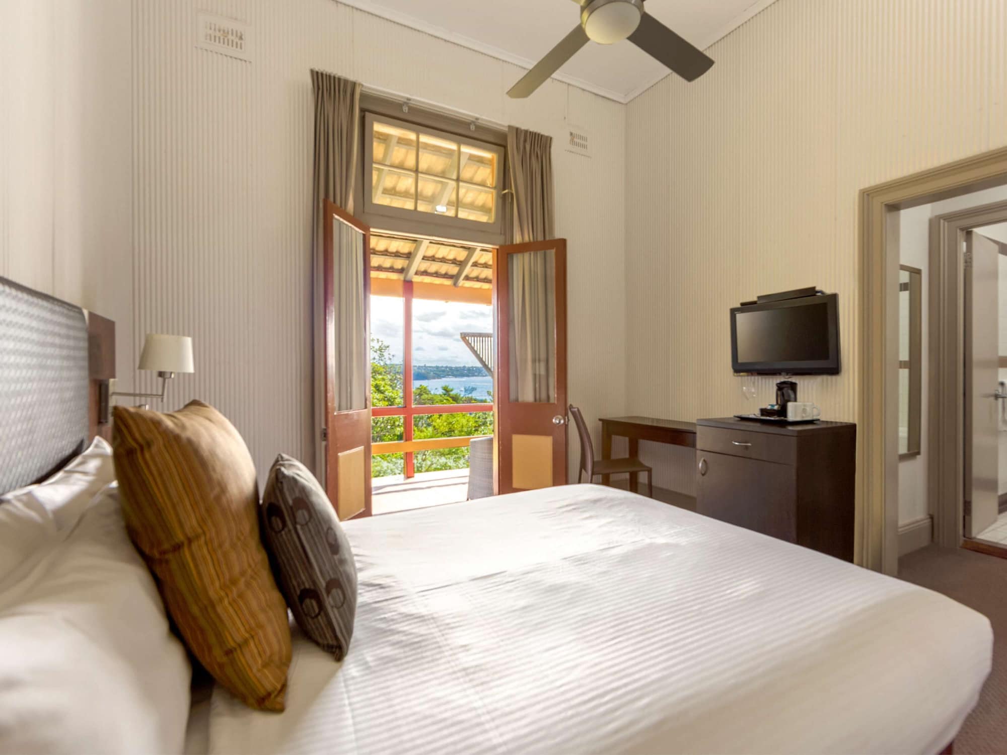 HERITAGE, QUEEN BED, HARBOUR SIDE