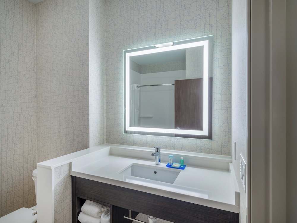 Holiday Inn Express and Suites Watertown 72/74