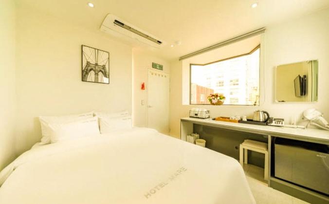 Deluxe, Double Bed, Lateral Side Sea View
