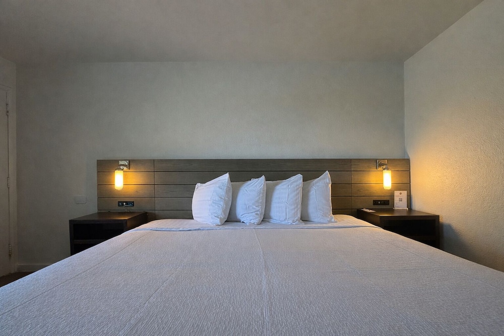 غرفة سيغنتشر بسرير كينج، Motel 6 Monterey Downtown 6/10