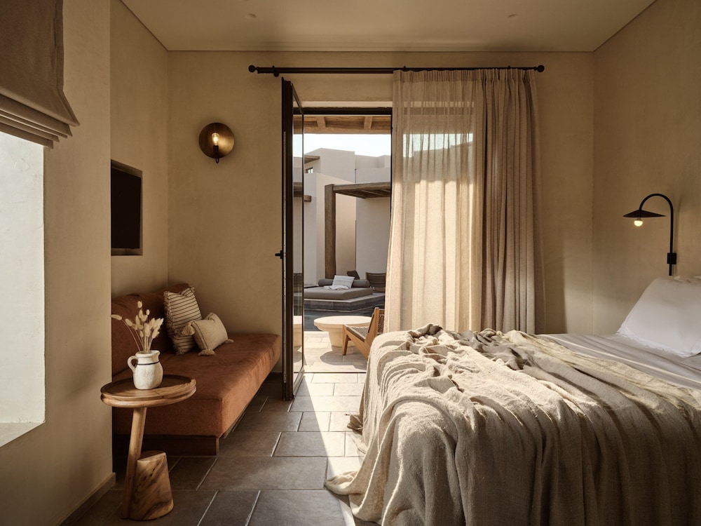 Junior Suite, 1 Queen and 1 Single Bed, Shared Pool